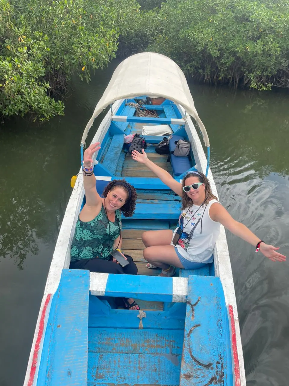Piragua en el manglar