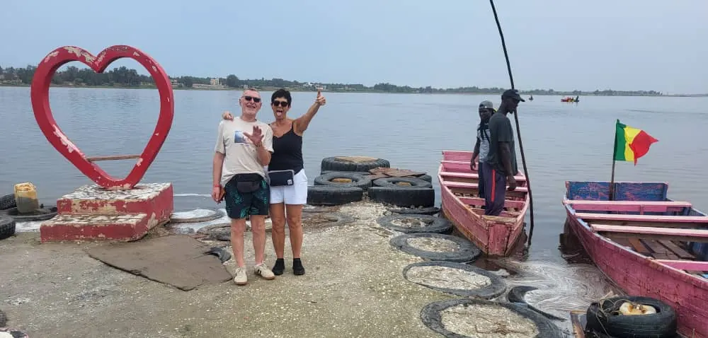 Embarcadero en forma de corazón en el Lago Rosa