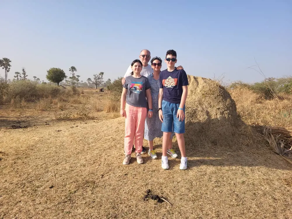 Familia paseando por la sabana