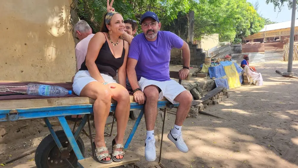Pareja en carreta en un pueblo
