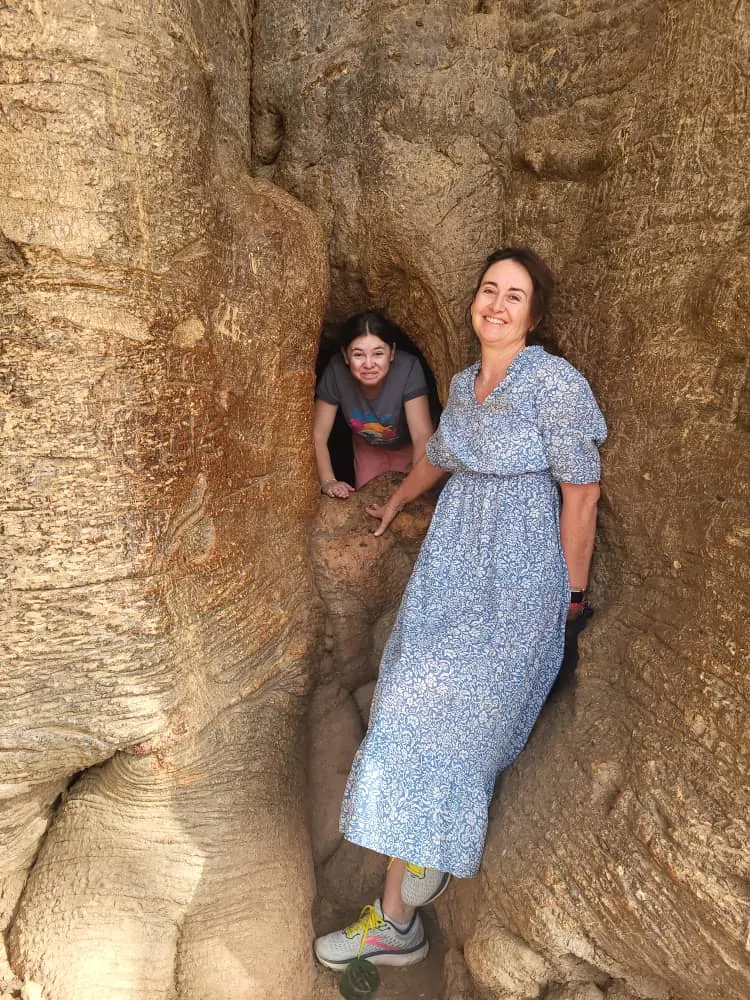 Madre e hija dentro de un baobab hueco
