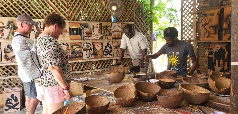 Atelier de peinture au sable à Gorée